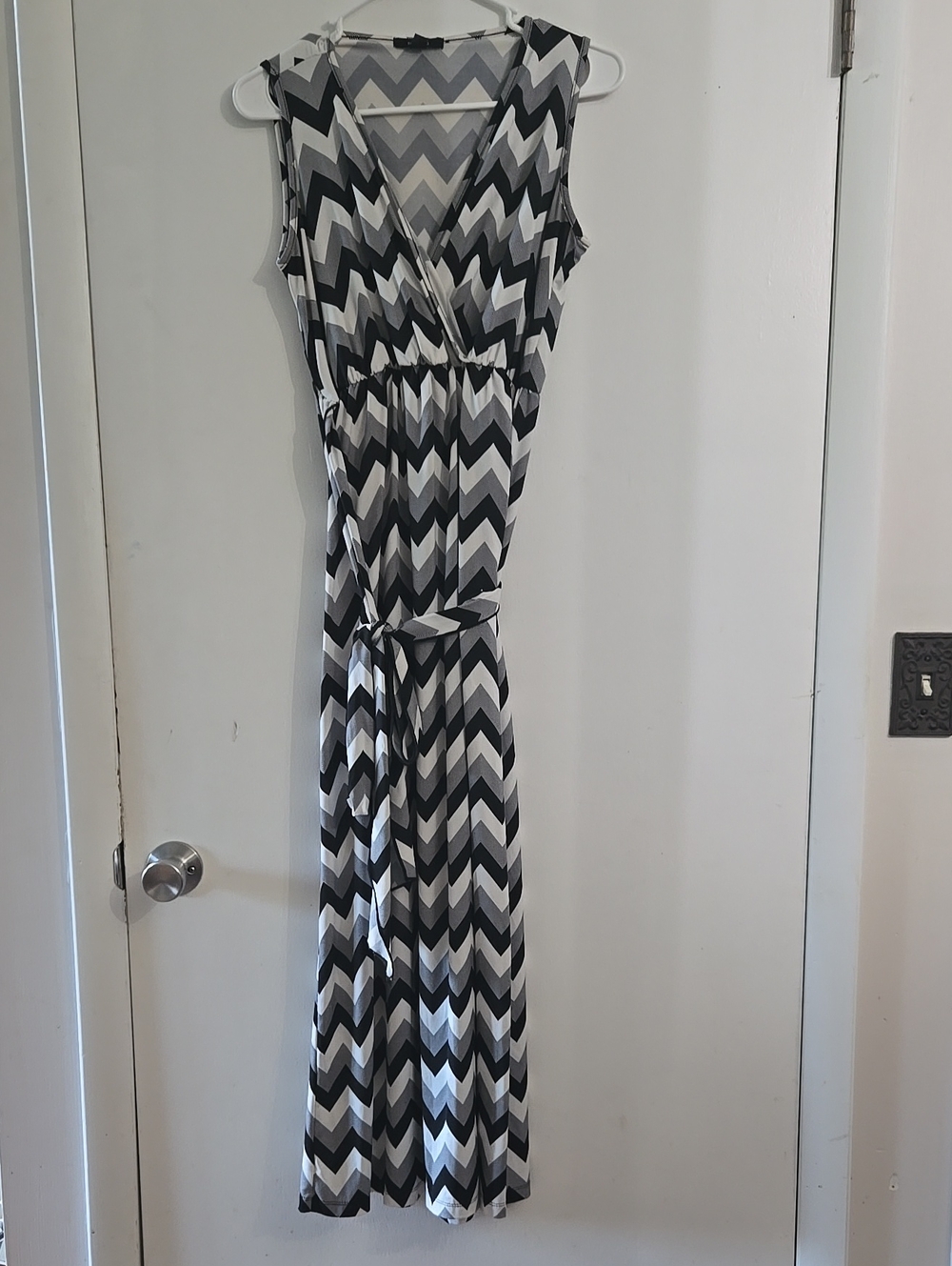 Sleeveless Chevron Maxi Dress in Black & White